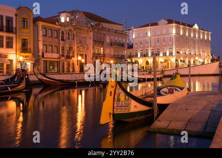 AVEIRO, PORTUGAL - 30. AUGUST 2019: Moliceiros-Boote vor Anker am Mittleren Kanal, Aveiro, Beira, Portugal. Stockfoto