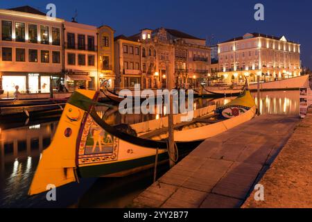 AVEIRO, PORTUGAL - 30. AUGUST 2019: Moliceiros-Boote vor Anker am Mittleren Kanal, Aveiro, Beira, Portugal. Stockfoto