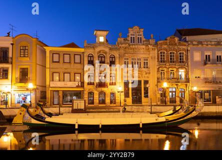 AVEIRO, PORTUGAL - 30. AUGUST 2019: Moliceiros-Boote vor Anker am Mittleren Kanal, Aveiro, Beira, Portugal. Stockfoto