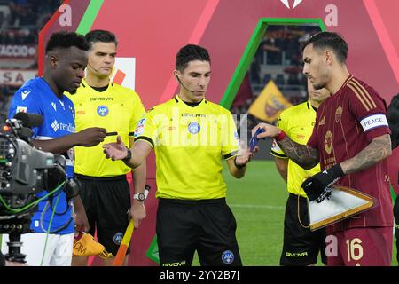 Roma, Italien. Dezember 2024. Ronaldo Vieira von der UC Sampdoria Roma's Leandro Paredes während des Frecciarossa Achtelfinale-Spiels zwischen Roma und Sampdoria im Olympiastadion in Rom, Italien - Mittwoch, 18. Dezember 2024 - Sport Soccer (Foto: Alfredo Falcone/LaPresse) Credit: LaPresse/Alamy Live News Stockfoto