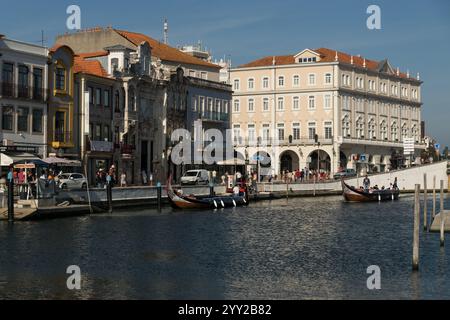 AVEIRO, PORTUGAL - 30. AUGUST 2019: Zentraler Kanal von Aveiro mit den traditionellen Moliceiro-Booten und -Schiffen, Region Beira, Portugal Stockfoto