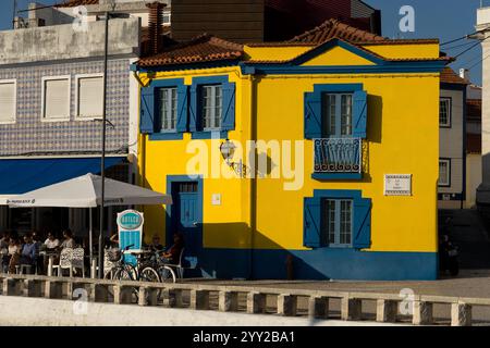 AVEIRO, PORTUGAL - 30. AUGUST 2019: Cais dos Botiroes und die gelbe Casa do Mercado in einem der Kanäle von Aveiro mit den typischen Häusern und moli Stockfoto