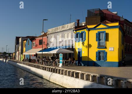 AVEIRO, PORTUGAL - 30. AUGUST 2019: Cais dos Botiroes und die gelbe Casa do Mercado in einem der Kanäle von Aveiro mit den typischen Häusern und moli Stockfoto