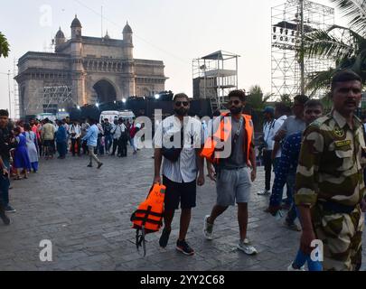 Indien. Dezember 2024. MUMBAI, INDIEN - 18. DEZEMBER: Gerettete Passagiere wurden am Gateway of India gebracht, nachdem das Schiff am 18. Dezember 2024 in Mumbai in der Nähe von Elephanta gekentert hatte. Dreizehn Menschen wurden getötet, nachdem ein Schnellboot der indischen Marine die Kontrolle verloren hatte und auf ein Passagierboot stürzte, das Passagiere von Elephanta Island zum Gateway of India brachte. Zu den Toten gehören 12 Zivilisten, darunter zwei auf dem Marineschiff und ein Beamter der Indischen Marine. (Foto: Bhushan Koyande/Hindustan Times/SIPA USA) Credit: SIPA USA/Alamy Live News Stockfoto