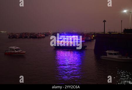 Indien. Dezember 2024. MUMBAI, INDIEN - 18. DEZEMBER: Passagierfähre am Gateway of India am 18. Dezember 2024 in Mumbai, Indien. Dreizehn Menschen wurden getötet, nachdem ein Schnellboot der indischen Marine die Kontrolle verloren hatte und auf ein Passagierboot stürzte, das Passagiere von Elephanta Island zum Gateway of India brachte. Zu den Toten gehören 12 Zivilisten, darunter zwei auf dem Marineschiff und ein Beamter der Indischen Marine. (Foto: Bhushan Koyande/Hindustan Times/SIPA USA) Credit: SIPA USA/Alamy Live News Stockfoto