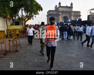 Indien. Dezember 2024. MUMBAI, INDIEN - 18. DEZEMBER: Gerettete Passagiere wurden am Gateway of India gebracht, nachdem das Schiff am 18. Dezember 2024 in Mumbai in der Nähe von Elephanta gekentert hatte. Dreizehn Menschen wurden getötet, nachdem ein Schnellboot der indischen Marine die Kontrolle verloren hatte und auf ein Passagierboot stürzte, das Passagiere von Elephanta Island zum Gateway of India brachte. Zu den Toten gehören 12 Zivilisten, darunter zwei auf dem Marineschiff und ein Beamter der Indischen Marine. (Foto: Bhushan Koyande/Hindustan Times/SIPA USA) Credit: SIPA USA/Alamy Live News Stockfoto