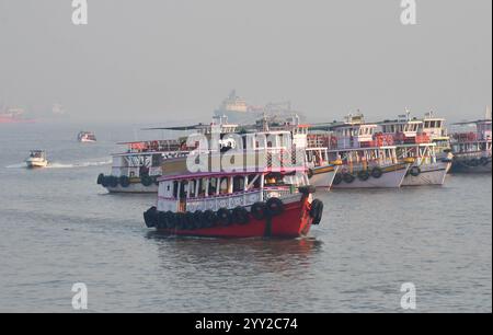 Indien. Dezember 2024. MUMBAI, INDIEN - 18. DEZEMBER: Passagierfähre am Gateway of India am 18. Dezember 2024 in Mumbai, Indien. Dreizehn Menschen wurden getötet, nachdem ein Schnellboot der indischen Marine die Kontrolle verloren hatte und auf ein Passagierboot stürzte, das Passagiere von Elephanta Island zum Gateway of India brachte. Zu den Toten gehören 12 Zivilisten, darunter zwei auf dem Marineschiff und ein Beamter der Indischen Marine. (Foto: Bhushan Koyande/Hindustan Times/SIPA USA) Credit: SIPA USA/Alamy Live News Stockfoto