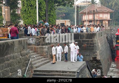 Indien. Dezember 2024. MUMBAI, INDIEN - 18. DEZEMBER: Marinepersonal am Gateway of India, nachdem ein Passagierschiff in der Nähe von Elephanta am 18. Dezember 2024 in Mumbai kenterte. Dreizehn Menschen wurden getötet, nachdem ein Schnellboot der indischen Marine die Kontrolle verloren hatte und auf ein Passagierboot stürzte, das Passagiere von Elephanta Island zum Gateway of India brachte. Zu den Toten gehören 12 Zivilisten, darunter zwei auf dem Marineschiff und ein Beamter der Indischen Marine. (Foto: Bhushan Koyande/Hindustan Times/SIPA USA) Credit: SIPA USA/Alamy Live News Stockfoto