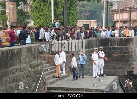 Indien. Dezember 2024. MUMBAI, INDIEN - 18. DEZEMBER: Marinepersonal am Gateway of India, nachdem ein Passagierschiff in der Nähe von Elephanta am 18. Dezember 2024 in Mumbai kenterte. Dreizehn Menschen wurden getötet, nachdem ein Schnellboot der indischen Marine die Kontrolle verloren hatte und auf ein Passagierboot stürzte, das Passagiere von Elephanta Island zum Gateway of India brachte. Zu den Toten gehören 12 Zivilisten, darunter zwei auf dem Marineschiff und ein Beamter der Indischen Marine. (Foto: Bhushan Koyande/Hindustan Times/SIPA USA) Credit: SIPA USA/Alamy Live News Stockfoto