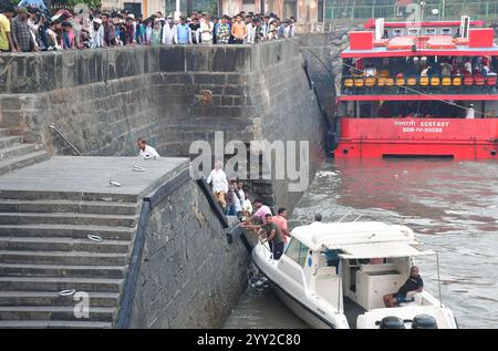 Indien. Dezember 2024. MUMBAI, INDIEN - 18. DEZEMBER: Rettete Passagiere am Gateway of India, nachdem das Schiff in Mumbai, Indien, am 18. Dezember 2024 in der Nähe von Elephanta gekentert hatte. Dreizehn Menschen wurden getötet, nachdem ein Schnellboot der indischen Marine die Kontrolle verloren hatte und auf ein Passagierboot stürzte, das Passagiere von Elephanta Island zum Gateway of India brachte. Zu den Toten gehören 12 Zivilisten, darunter zwei auf dem Marineschiff und ein Beamter der Indischen Marine. (Foto: Bhushan Koyande/Hindustan Times/SIPA USA) Credit: SIPA USA/Alamy Live News Stockfoto