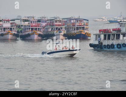 Indien. Dezember 2024. MUMBAI, INDIEN - 18. DEZEMBER: Passagierfähre am Gateway of India am 18. Dezember 2024 in Mumbai, Indien. Dreizehn Menschen wurden getötet, nachdem ein Schnellboot der indischen Marine die Kontrolle verloren hatte und auf ein Passagierboot stürzte, das Passagiere von Elephanta Island zum Gateway of India brachte. Zu den Toten gehören 12 Zivilisten, darunter zwei auf dem Marineschiff und ein Beamter der Indischen Marine. (Foto: Bhushan Koyande/Hindustan Times/SIPA USA) Credit: SIPA USA/Alamy Live News Stockfoto