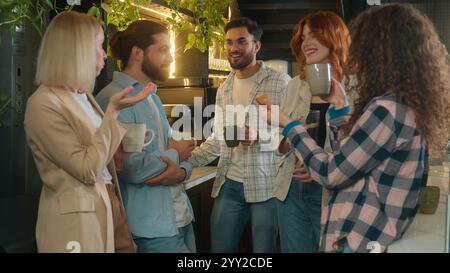 Multiethnische Kollegen Freunde männliche Frauen trinken Kaffee Pause im Büro Café Freizeit Team verschiedene Mädchen Jungs Millennial Studenten glücklich lächeln Stockfoto