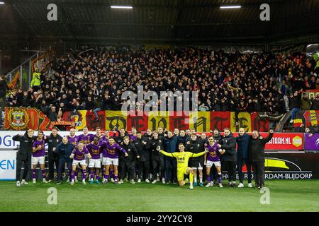 Rotterdam, Niederlande. Dezember 2024. ROTTERDAM, Stadion Het Kasteel, 18-12-2024, Saison 2024/2025, Niederländisch TOTO KNVB Beker. Während des Spiels Sparta - Go Ahead Eagles (Cup) feiern Spieler GA Eagles den Sieg nach dem Spiel Credit: Pro Shots/Alamy Live News Stockfoto