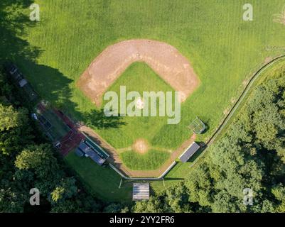 Aus der Vogelperspektive des Baseballfeldes des natürlichen Highschool-Rasens mit Blick direkt über das Infield. Stockfoto