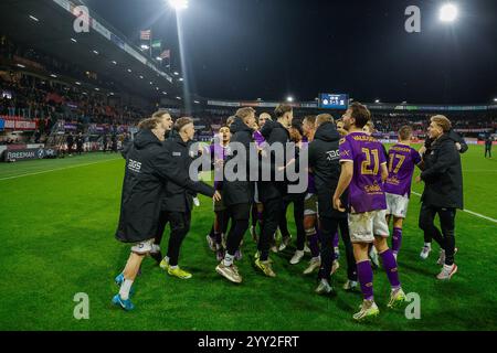 Rotterdam, Niederlande. Dezember 2024. ROTTERDAM, Stadion Het Kasteel, 18-12-2024, Saison 2024/2025, Niederländisch TOTO KNVB Beker. Während des Spiels Sparta - Go Ahead Eagles (Cup) feiern Spieler GA Eagles den Sieg nach dem Spiel Credit: Pro Shots/Alamy Live News Stockfoto
