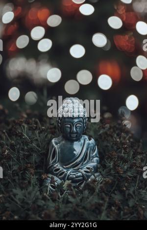 Buddha-Figur im Grünen mit leichtem Bokeh Stockfoto