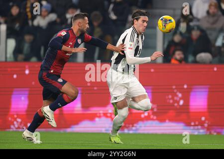 Turin, Italien. Dezember 2024. Dusan Vlahovic von Juventus wird von Mateusz Wieteska aus Cagliari Calcio verfolgt, als er mit dem Ball beim Coppa Italia-Spiel im Allianz-Stadion in Turin bricht. Der Bildnachweis sollte lauten: Jonathan Moscrop/Sportimage Credit: Sportimage Ltd/Alamy Live News Stockfoto