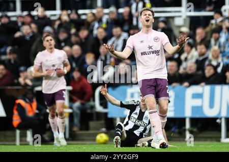 Newcastle, Großbritannien. Dezember 2024. Nathan Collins von Brentford reagiert beim Carabao Cup Quarter Final Newcastle United vs Brentford im St. James's Park, Newcastle, Vereinigtes Königreich, 18. Dezember 2024 (Foto: Mark Cosgrove/News Images) in Newcastle, Vereinigtes Königreich am 18. Dezember 2024. (Foto: Mark Cosgrove/News Images/SIPA USA) Credit: SIPA USA/Alamy Live News Stockfoto