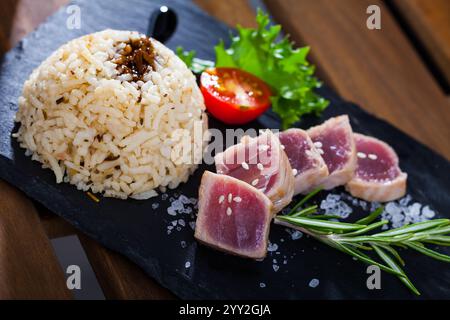 Thunfisch-Tataki mit Reis Stockfoto