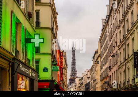 Der Eiffelturm sitzt stolz in einem Hinterwasser von Paris und reicht zum Himmel! Ein berühmtes Denkmal, das in ganz Paris aufgrund seiner Höhe zu sehen ist Stockfoto