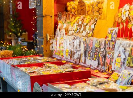 Festlicher Marktstand mit wunderschön dekorierten Lebkuchenkeksen und anderen bunten Süßigkeiten für Geschenke und Feierlichkeiten. Riga, Lettland Stockfoto