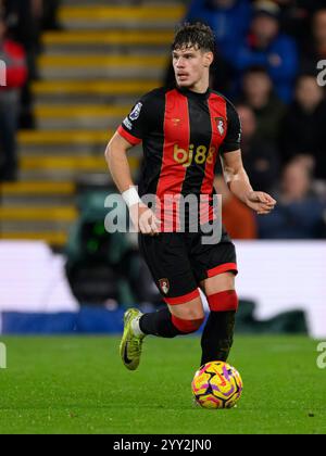 Bournemouth, Großbritannien. Dezember 2024. Bournemouth, England, 16. Dezember 2024: Milos Kerkez von Bournemouth während des Premier League-Fußballspiels zwischen Bournemouth und West Ham United im Vitality Stadium in Bournemouth, England. (David Horton/SPP) (David Horton/SPP) Credit: SPP Sport Press Photo. /Alamy Live News Stockfoto