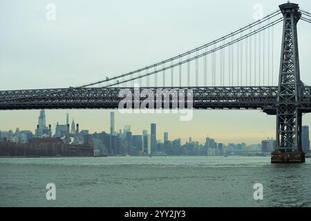 Die Manhattan Bridge über den East River mit Manhattan im Hintergrund. Stockfoto