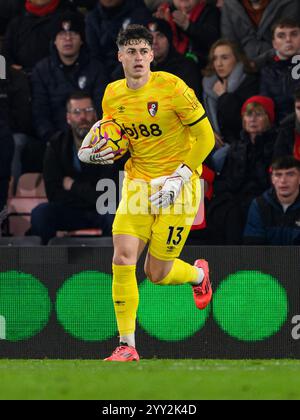 Bournemouth, Großbritannien. Dezember 2024. Bournemouth, England, 16. Dezember 2024: Bournemouth's Kepa Arrizabalaga während des Premier League-Fußballspiels zwischen Bournemouth und West Ham United im Vitality Stadium in Bournemouth, England. (David Horton/SPP) (David Horton/SPP) Credit: SPP Sport Press Photo. /Alamy Live News Stockfoto