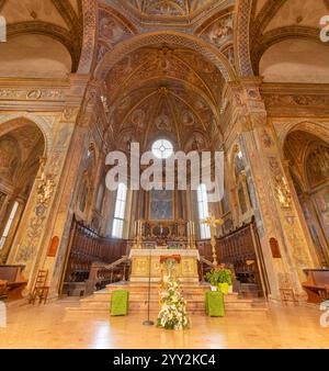 PAVIA, ITALIEN - 9. SEPTEMBER 2024: Das Presbyterium der Kirche Basilica del Santissimo Salvatore. Stockfoto