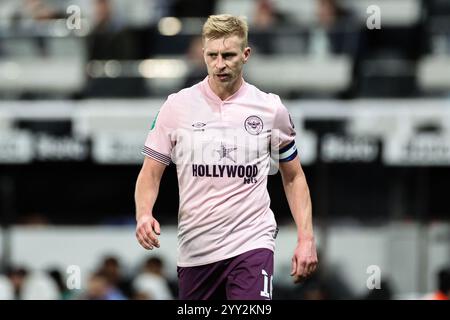 Newcastle, Großbritannien. Dezember 2024. Ben Mee of Brentford während des Carabao Cup Quarter Final Newcastle United vs Brentford im St. James's Park, Newcastle, Vereinigtes Königreich, 18. Dezember 2024 (Foto: Mark Cosgrove/News Images) in Newcastle, Vereinigtes Königreich am 18. Dezember 2024. (Foto: Mark Cosgrove/News Images/SIPA USA) Credit: SIPA USA/Alamy Live News Stockfoto