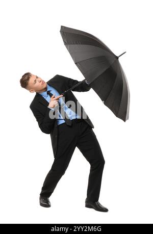 Mann im Anzug mit schwarzem Regenschirm auf weißem Hintergrund Stockfoto