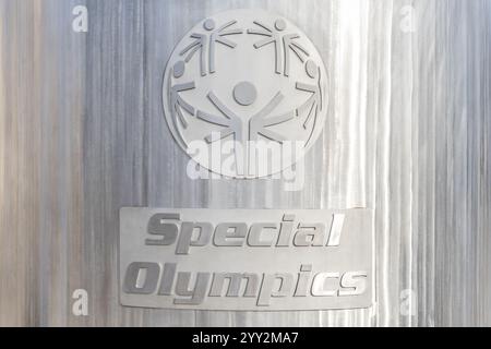 Die Skulptur „Ewige Flamme der Hoffnung“ außerhalb des Soldier Fields soll den 50. Jahrestag der Olympischen Sonderspiele 2018 in Chicago ehren. Stockfoto