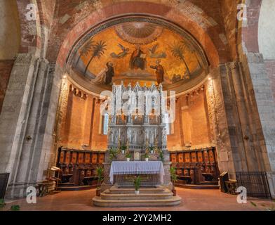 PAVIA, ITALIEN - 9. SEPTEMBER 2024: Das Grab des hl. Augustinus mit der Reliquie in der Kirche Basilica di San Pietro in Ciel d Oro Giovanni di Balduccio Stockfoto