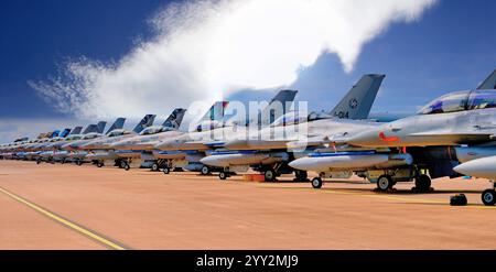 RIAT 2024 Fairford 2024 feiert den 50. Jahrestag des ersten Fluges der F-16 Falcon und mit über 4600 Flugzeugen, die über dem las gefertigt wurden Stockfoto