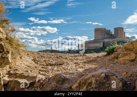 CONSUEGRA, SPANIEN - 16. NOVEMBER 2019: Blick auf die Castillo de la Muela, mittelalterliche Burg im Dorf Consuegra, Provinz Toledo, Castilla La Manc Stockfoto