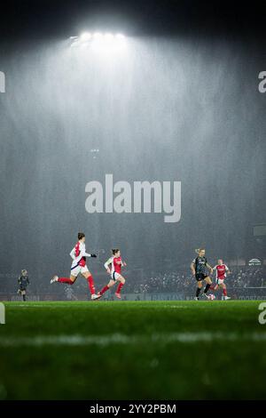 London, Großbritannien. Dezember 2024. London, England, 18. Dezember 2024: UEFA Women's Champions League Spiel zwischen Arsenal und FC Bayern München im Meadow Park in London. (Pedro Porru/SPP) Credit: SPP Sport Press Photo. /Alamy Live News Stockfoto