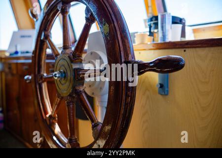 Lenkrad und Kapitänskabine. Seefähre, Nahansicht des Lenkrads. Schiffskapitän-Brücke. Stockfoto