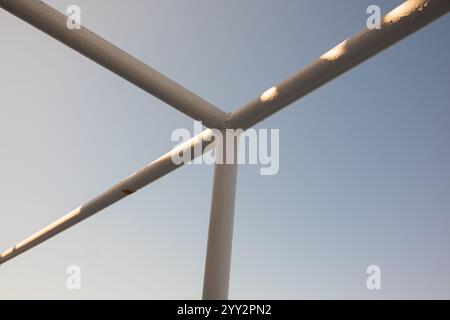 Rohrstruktur, abstrakte Form von weißen Metallrohren vor blauem Himmel. Stockfoto