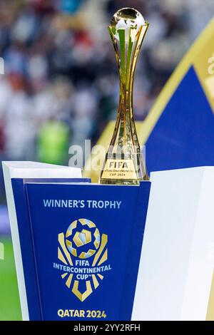 Doha, Katar. Dezember 2024. Die Trophäe des FIFA Intercontinental Cup 2024 wird vor dem Fußball-Spiel zwischen Real Madrid und Pachuca aus Mexiko im Lusail Stadium in Doha, Katar, am 18. Dezember, ausgetragen. 2024. Foto: Ahmed Alsaidi/DiaEsportivo/Alamy Live News Credit: DiaEsportivo/Alamy Live News Stockfoto