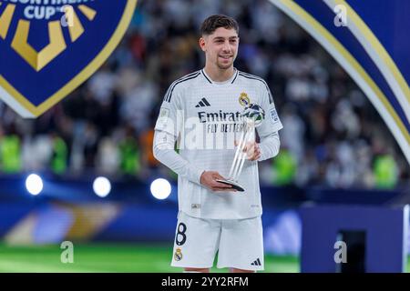 Doha, Katar. Dezember 2024. Federico Valverde von Real Madrid posiert für ein Foto, nachdem er am 18. Dezember im Lusail Stadium in Doha, Katar, die Trophäe des FIFA Intercontinental Cup Silver Ball erhalten hatte. 2024. Foto: Ahmed Alsaidi/DiaEsportivo/Alamy Live News Credit: DiaEsportivo/Alamy Live News Stockfoto