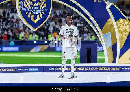Doha, Katar. Dezember 2024. Vinicius Junior von Real Madrid posiert für ein Foto, nachdem er am 18. Dezember im Lusail Stadium in Doha, Katar, die Trophäe für den FIFA Intercontinental Cup Spieler des Turniers erhalten hat. 2024. Foto: Ahmed Alsaidi/DiaEsportivo/Alamy Live News Credit: DiaEsportivo/Alamy Live News Stockfoto