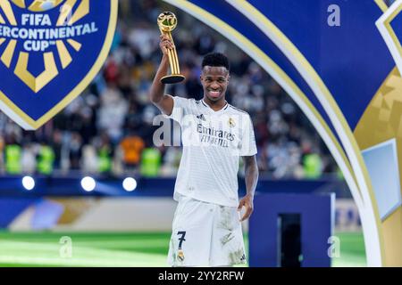 Doha, Katar. Dezember 2024. Vinicius Jr. von Real Madrid posiert für ein Foto, nachdem er am 18. Dezember im Lusail Stadium in Doha, Katar, die Trophäe des FIFA Intercontinental Cup Golden Ball erhalten hatte. 2024. Foto: Ahmed Alsaidi/DiaEsportivo/Alamy Live News Credit: DiaEsportivo/Alamy Live News Stockfoto