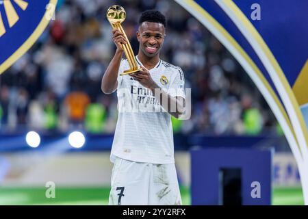 Doha, Katar. Dezember 2024. Vinicius Jr. von Real Madrid posiert für ein Foto, nachdem er am 18. Dezember im Lusail Stadium in Doha, Katar, die Trophäe des FIFA Intercontinental Cup Golden Ball erhalten hatte. 2024. Foto: Ahmed Alsaidi/DiaEsportivo/Alamy Live News Credit: DiaEsportivo/Alamy Live News Stockfoto