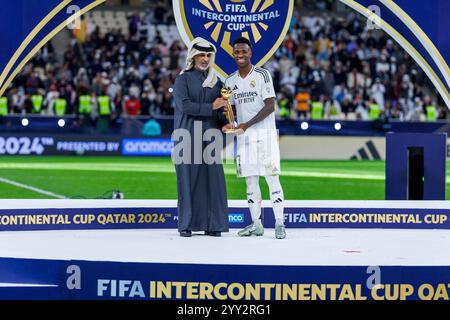 Doha, Katar. Dezember 2024. Vinicius Jr. von Real Madrid posiert für ein Foto neben seiner Exzellenz Scheich Hamad bin Khalifa bin Ahmed Al-Thani, Minister für Sport und Jugend in Doha, nachdem er am 18. Dezember im Lusail Stadium in Doha (Katar) die Trophäe des Goldenen Balls des FIFA Interkontinentalpokals des FIFA-Interkontinentalpokals zwischen Real Madrid und Pachuca erhalten hatte, 2024. Foto: Ahmed Alsaidi/DiaEsportivo/Alamy Live News Credit: DiaEsportivo/Alamy Live News Stockfoto