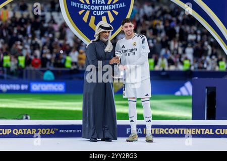 Doha, Katar. Dezember 2024. Federico Valverde von Real Madrid posiert für ein Foto zusammen mit seiner Exzellenz Scheich Hamad bin Khalifa bin Ahmed Al-Thani, Minister für Sport und Jugend in Doha, nachdem er am 18. Dezember die Trophäe des FIFA Intercontinental Cup Silver Ball im Lusail Stadium in Doha, Katar, erhalten hatte. 2024. Foto: Ahmed Alsaidi/DiaEsportivo/Alamy Live News Credit: DiaEsportivo/Alamy Live News Stockfoto