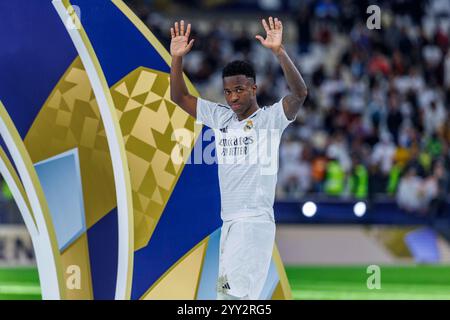 Doha, Katar. Dezember 2024. Vinicius Jr. von Real Madrid Gesten, bevor er am 18. Dezember im Lusail-Stadion in Doha, Katar, die Trophäe des FIFA Intercontinental Cup Golden Ball erhielt, nach dem Finale des FIFA Intercontinental Cup zwischen dem spanischen Real Madrid und dem mexikanischen Pachuca. 2024. Foto: Ahmed Alsaidi/DiaEsportivo/Alamy Live News Credit: DiaEsportivo/Alamy Live News Stockfoto
