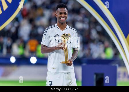 Doha, Katar. Dezember 2024. Vinicius Jr. von Real Madrid posiert für ein Foto, nachdem er am 18. Dezember im Lusail Stadium in Doha, Katar, die Trophäe des FIFA Intercontinental Cup Golden Ball erhalten hatte. 2024. Foto: Ahmed Alsaidi/DiaEsportivo/Alamy Live News Credit: DiaEsportivo/Alamy Live News Stockfoto