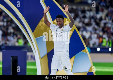 Doha, Katar. Dezember 2024. Vinicius Jr. von Real Madrid Gesten, bevor er am 18. Dezember im Lusail-Stadion in Doha, Katar, die Trophäe des FIFA Intercontinental Cup Golden Ball erhielt, nach dem Finale des FIFA Intercontinental Cup zwischen dem spanischen Real Madrid und dem mexikanischen Pachuca. 2024. Foto: Ahmed Alsaidi/DiaEsportivo/Alamy Live News Credit: DiaEsportivo/Alamy Live News Stockfoto