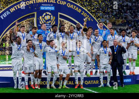 Doha, Katar. Dezember 2024. Luka Modric von Real Madrid hebt die Trophäe für den FIFA Intercontinental Cup 2024 ab, während die Spieler von Real Madrid am 18. Dezember im Lusail Stadium in Doha, Katar, ihren Sieg am Ende des FIFA Intercontinental Cup zwischen dem spanischen Real Madrid und dem mexikanischen Pachuca feiern. 2024. Foto: Ahmed Alsaidi/DiaEsportivo/Alamy Live News Credit: DiaEsportivo/Alamy Live News Stockfoto