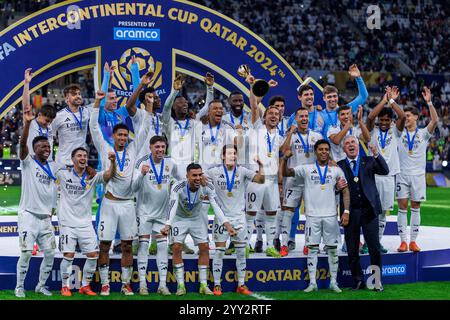 Doha, Katar. Dezember 2024. Luka Modric von Real Madrid hebt die Trophäe für den FIFA Intercontinental Cup 2024 ab, während die Spieler von Real Madrid am 18. Dezember im Lusail Stadium in Doha, Katar, ihren Sieg am Ende des FIFA Intercontinental Cup zwischen dem spanischen Real Madrid und dem mexikanischen Pachuca feiern. 2024. Foto: Ahmed Alsaidi/DiaEsportivo/Alamy Live News Credit: DiaEsportivo/Alamy Live News Stockfoto